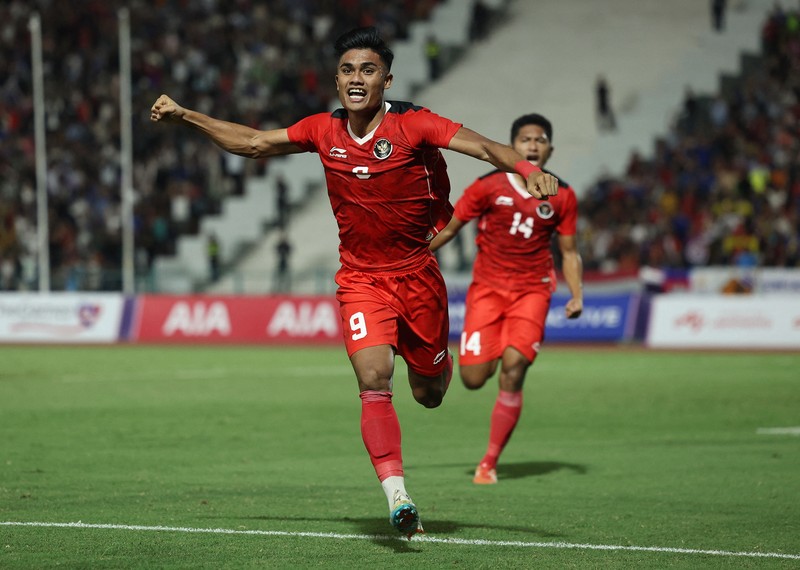 Southeast Asian Games - Football - Indonesia v Thailand - Final - Olympic National Stadium, Phnom Penh, Cambodia - May 16, 2023 Indonesia players line up before the match REUTERS/Cindy Liu
