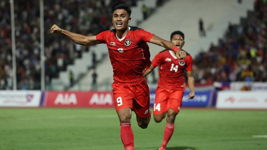 Southeast Asian Games - Football - Indonesia v Thailand - Final - Olympic National Stadium, Phnom Penh, Cambodia - May 16, 2023 Indonesia players line up before the match REUTERS/Cindy Liu