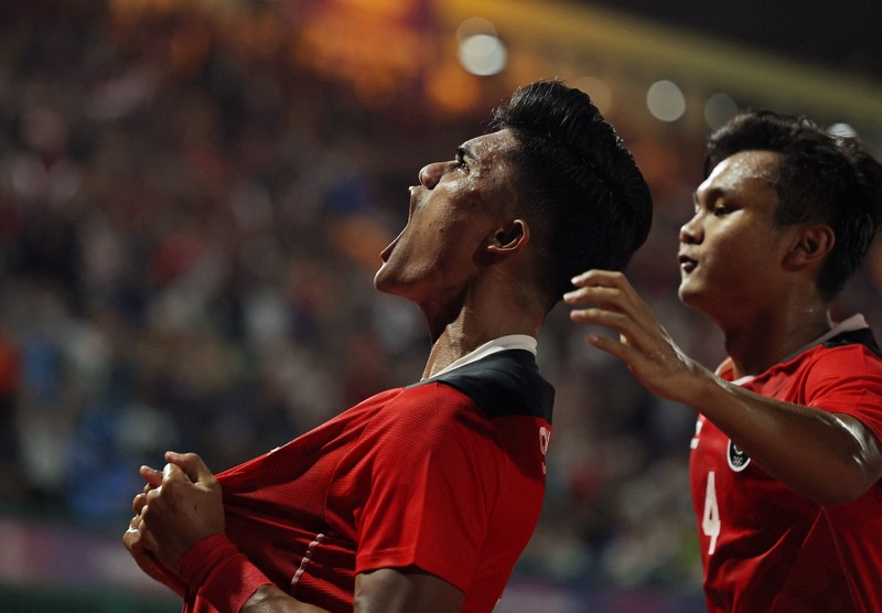 GAMES-SEA/ Southeast Asian Games - Football - Indonesia v Thailand - Final - Olympic National Stadium, Phnom Penh, Cambodia - May 16, 2023 Indonesia players line up before the match REUTERS/Cindy Liu