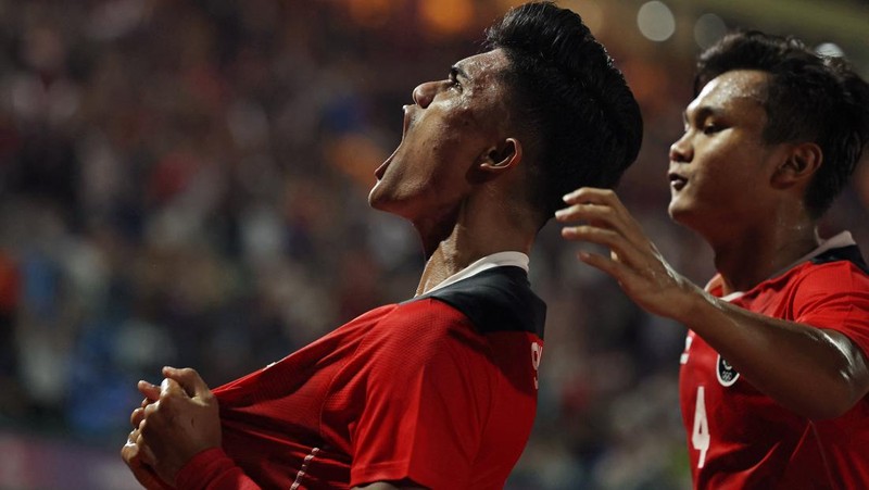 Southeast Asian Games - Football - Indonesia v Thailand - Final - Olympic National Stadium, Phnom Penh, Cambodia - May 16, 2023 Indonesia players line up before the match REUTERS/Cindy Liu