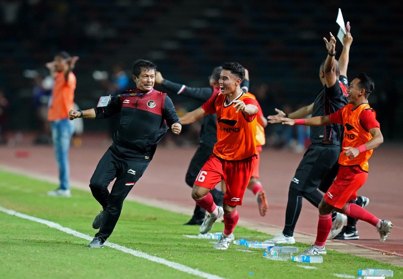 GAMES-SEA/ Southeast Asian Games - Football - Men's - Olympic National Stadium, Phnom Penh, Cambodia - May 16, 2023 Gold medallist Indonesia players celebrate on the podium during the medal ceremony REUTERS/Chalinee Thirasupa