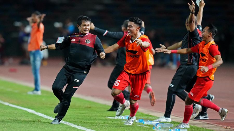 Southeast Asian Games - Football - Men's Final - Indonesia v Thailand - Olympic National Stadium, Phnom Penh, Cambodia - May 16, 2023 Indonesia players along with their coach Indra Sjafri celebrate after Indonesia's Muhammad Ramadhan Sananta scores their second goal REUTERS/Cindy Liu