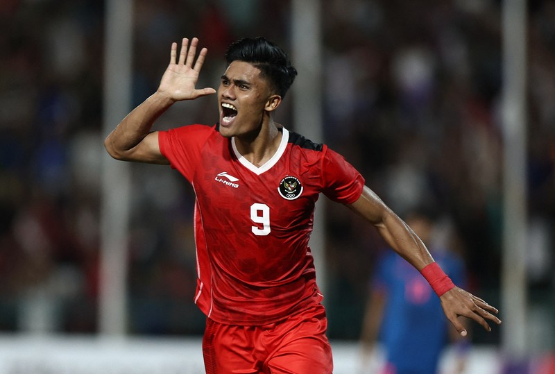 GAMES-SEA/ Southeast Asian Games - Football - Men's - Olympic National Stadium, Phnom Penh, Cambodia - May 16, 2023 Gold medallist Indonesia players celebrate on the podium during the medal ceremony REUTERS/Chalinee Thirasupa