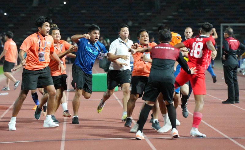 Southeast Asian Games - Football - Men's Final - Indonesia v Thailand - Olympic National Stadium, Phnom Penh, Cambodia - May 16, 2023 Thailand players and Indonesia players clash after Indonesia's Irfan Jauhari scores their third goal REUTERS/Cindy Liu