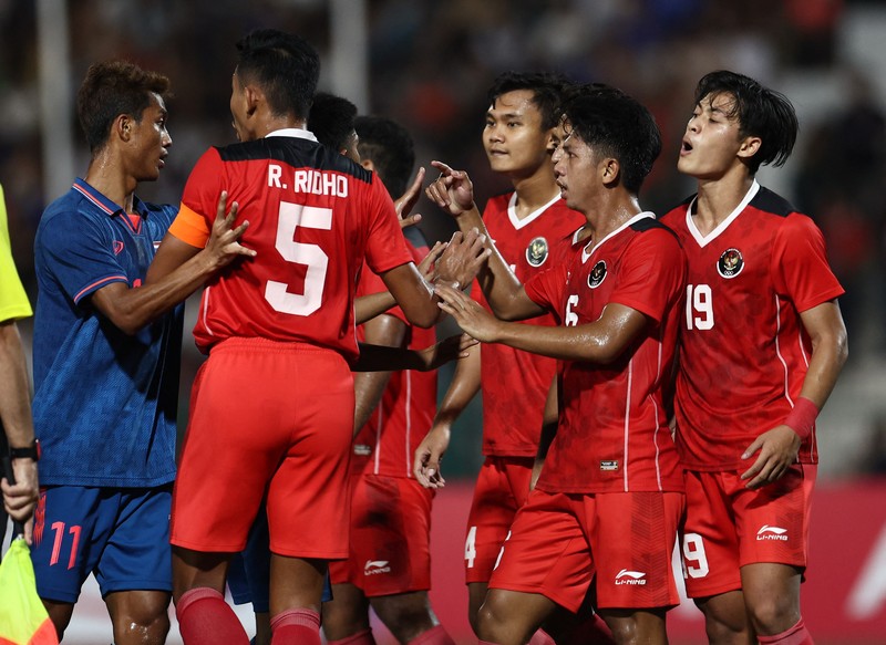 Southeast Asian Games - Football - Men's Final - Indonesia v Thailand - Olympic National Stadium, Phnom Penh, Cambodia - May 16, 2023 Thailand players and Indonesia players clash after Indonesia's Irfan Jauhari scores their third goal REUTERS/Cindy Liu