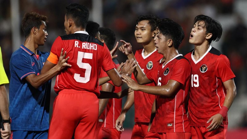 Southeast Asian Games - Football - Men's Final - Indonesia v Thailand - Olympic National Stadium, Phnom Penh, Cambodia - May 16, 2023 Thailand players and Indonesia players clash after Indonesia's Irfan Jauhari scores their third goal REUTERS/Cindy Liu