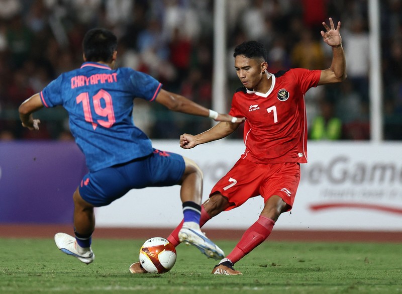 Southeast Asian Games - Football - Indonesia v Thailand - Final - Olympic National Stadium, Phnom Penh, Cambodia - May 16, 2023 Indonesia players line up before the match REUTERS/Cindy Liu