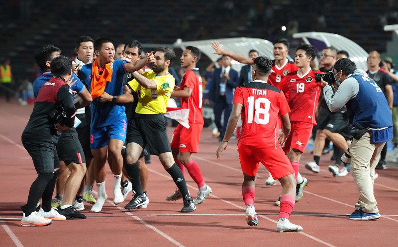 Southeast Asian Games - Football - Men's Final - Indonesia v Thailand - Olympic National Stadium, Phnom Penh, Cambodia - May 16, 2023 Thailand players and Indonesia players clash after Indonesia's Irfan Jauhari scores their third goal REUTERS/Cindy Liu