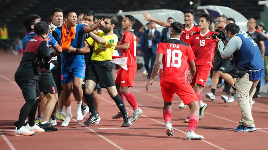 Southeast Asian Games - Football - Men's Final - Indonesia v Thailand - Olympic National Stadium, Phnom Penh, Cambodia - May 16, 2023 Thailand players and Indonesia players clash after Indonesia's Irfan Jauhari scores their third goal REUTERS/Cindy Liu