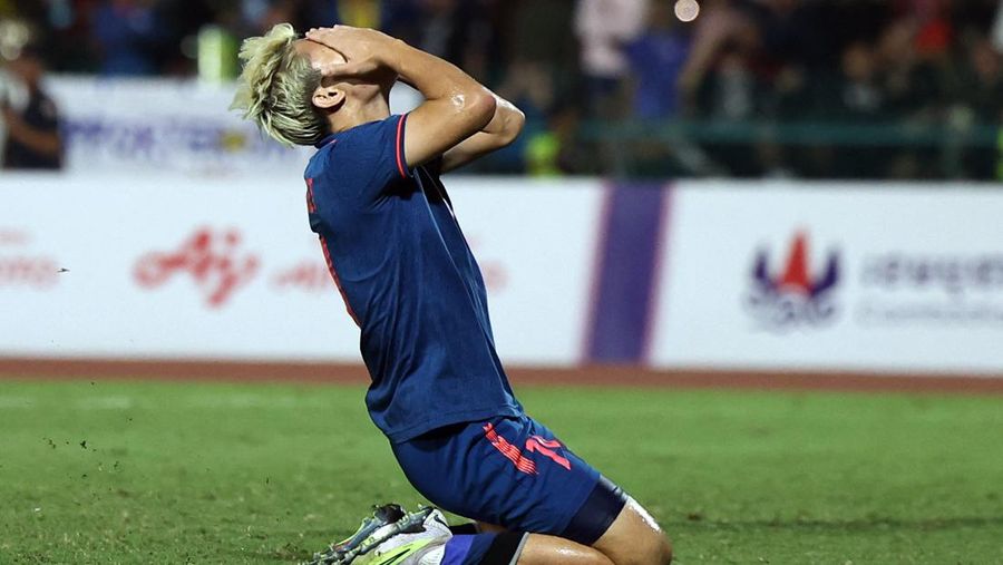 Southeast Asian Games - Football - Men's Final - Indonesia v Thailand - Olympic National Stadium, Phnom Penh, Cambodia - May 16, 2023 Thailand players and Indonesia players clash after Indonesia's Irfan Jauhari scores their third goal REUTERS/Cindy Liu