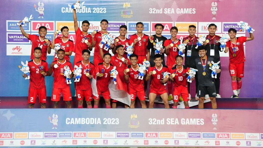 Southeast Asian Games - Football - Men's Final - Indonesia v Thailand - Olympic National Stadium, Phnom Penh, Cambodia - May 16, 2023 Indonesia players celebrate with their gold medals after winning the match REUTERS/Cindy Liu