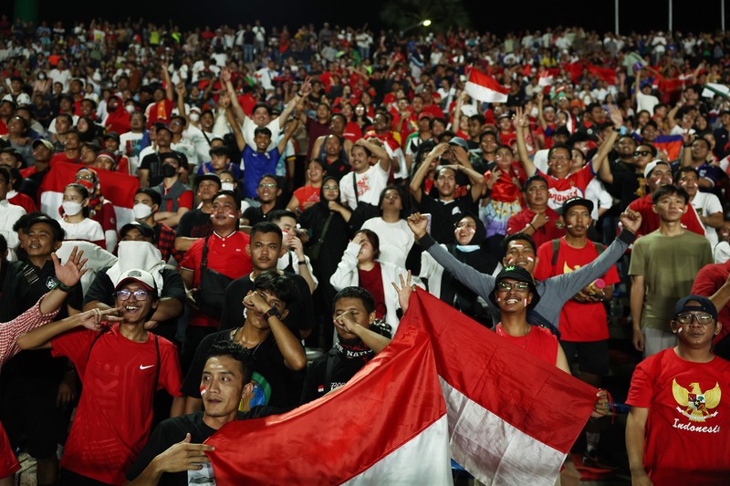 GAMES-SEA/ Southeast Asian Games - Football - Men's - Olympic National Stadium, Phnom Penh, Cambodia - May 16, 2023 Gold medallist Indonesia players celebrate on the podium during the medal ceremony REUTERS/Chalinee Thirasupa
