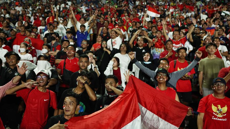 Southeast Asian Games - Football - Men's - Olympic National Stadium, Phnom Penh, Cambodia - May 16, 2023 Gold medallist Indonesia players celebrate on the podium during the medal ceremony REUTERS/Chalinee Thirasupa