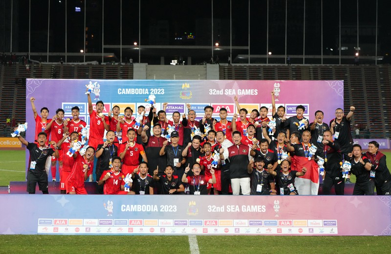 GAMES-SEA/ Southeast Asian Games - Football - Men's - Olympic National Stadium, Phnom Penh, Cambodia - May 16, 2023 Gold medallist Indonesia players celebrate on the podium during the medal ceremony REUTERS/Chalinee Thirasupa