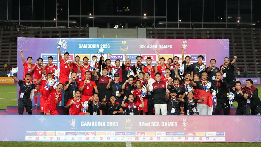 Southeast Asian Games - Football - Men's - Olympic National Stadium, Phnom Penh, Cambodia - May 16, 2023 Gold medallist Indonesia players celebrate on the podium during the medal ceremony REUTERS/Chalinee Thirasupa