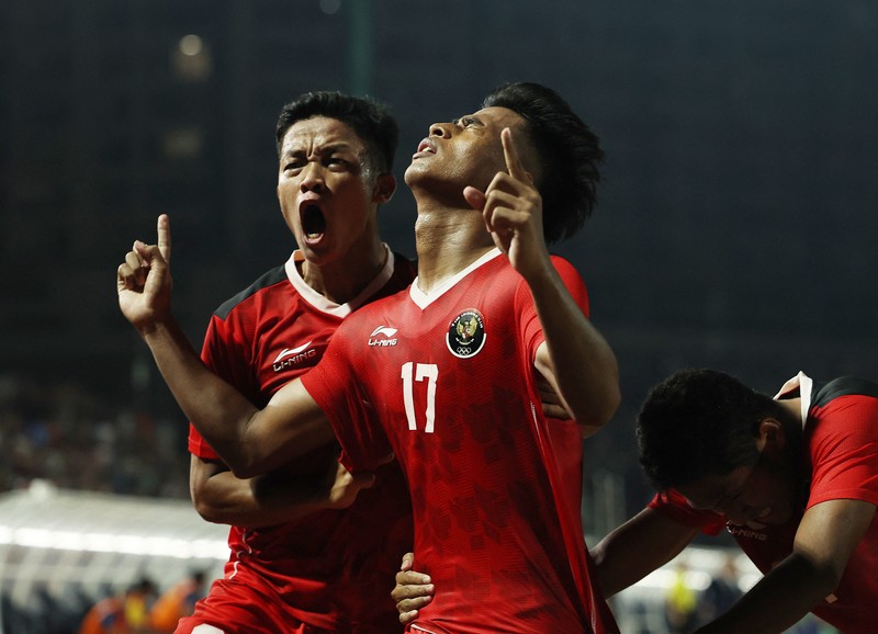 GAMES-SEA/ Southeast Asian Games - Football - Men's - Olympic National Stadium, Phnom Penh, Cambodia - May 16, 2023 Gold medallist Indonesia players celebrate on the podium during the medal ceremony REUTERS/Chalinee Thirasupa