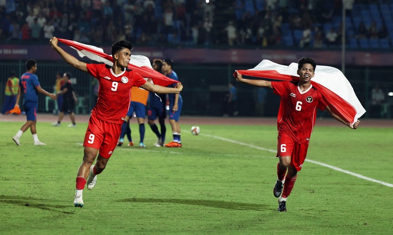 GAMES-SEA/ Southeast Asian Games - Football - Men's - Olympic National Stadium, Phnom Penh, Cambodia - May 16, 2023 Gold medallist Indonesia players celebrate on the podium during the medal ceremony REUTERS/Chalinee Thirasupa