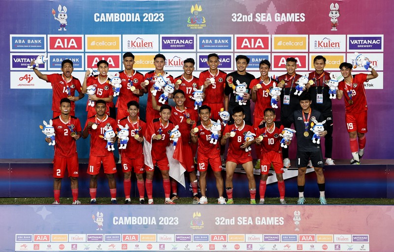 GAMES-SEA/ Southeast Asian Games - Football - Men's - Olympic National Stadium, Phnom Penh, Cambodia - May 16, 2023 Gold medallist Indonesia players celebrate on the podium during the medal ceremony REUTERS/Chalinee Thirasupa