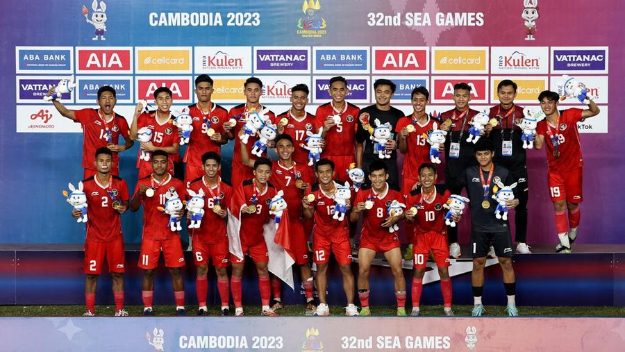 Southeast Asian Games - Football - Men's - Olympic National Stadium, Phnom Penh, Cambodia - May 16, 2023 Gold medallist Indonesia players celebrate on the podium during the medal ceremony REUTERS/Chalinee Thirasupa