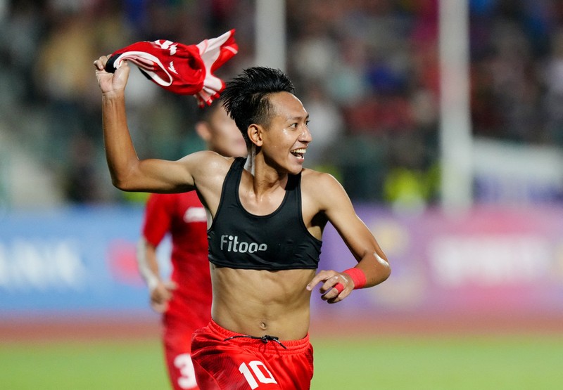 GAMES-SEA/ Southeast Asian Games - Football - Men's - Olympic National Stadium, Phnom Penh, Cambodia - May 16, 2023 Gold medallist Indonesia players celebrate on the podium during the medal ceremony REUTERS/Chalinee Thirasupa