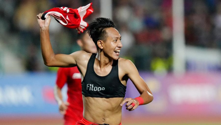 Southeast Asian Games - Football - Men's - Olympic National Stadium, Phnom Penh, Cambodia - May 16, 2023 Gold medallist Indonesia players celebrate on the podium during the medal ceremony REUTERS/Chalinee Thirasupa