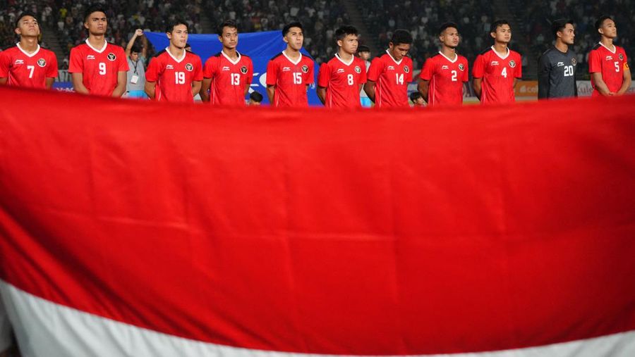 Southeast Asian Games - Football - Indonesia v Thailand - Final - Olympic National Stadium, Phnom Penh, Cambodia - May 16, 2023 Indonesia players line up before the match REUTERS/Cindy Liu