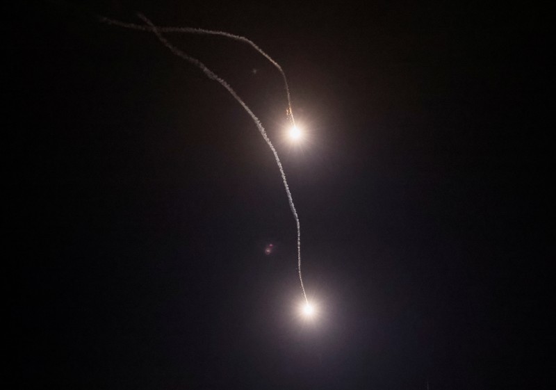 Ledakan rudal terlihat di kota selama serangan rudal Rusia, di tengah serangan Rusia di Ukraina, di Kyiv, Ukraina 16 Mei 2023. (REUTERS/Gleb Garanich)