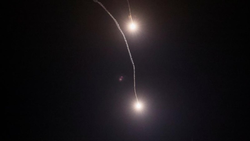 Ledakan rudal terlihat di kota selama serangan rudal Rusia, di tengah serangan Rusia di Ukraina, di Kyiv, Ukraina 16 Mei 2023. (REUTERS/Gleb Garanich)