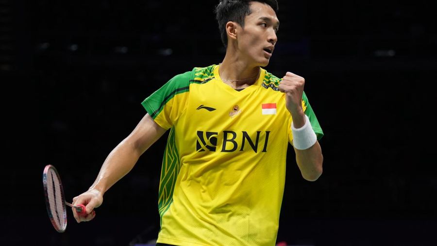 Jonatan Christie dari Indonesia bertanding dalam pertandingan Round Robin Tunggal Putra melawan Fabian Roth dari Jerman pada hari ketiga Piala Sudirman di Suzhou Olympic Sports Center Gymnasium pada 16 Mei 2023 di Suzhou, China. (Fred Lee/Getty Images)