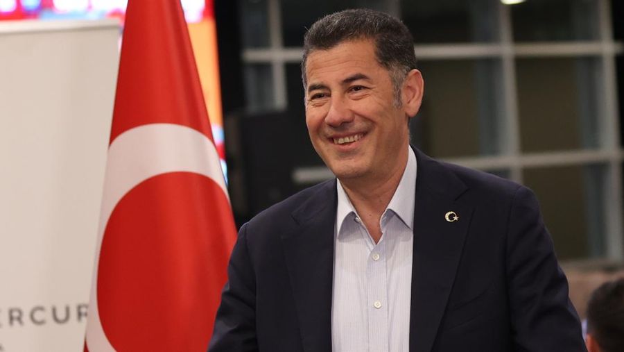 Kandidat presiden Aliansi ATA Sinan Ogan berbicara kepada pers di tengah penghitungan surat suara setelah pemilihan presiden dan parlemen berakhir pada pukul 5 sore. waktu setempat pada 14 Mei 2023, di Ankara, Turkiye. (Hakan Nural/Anadolu Agency via Getty Images)
