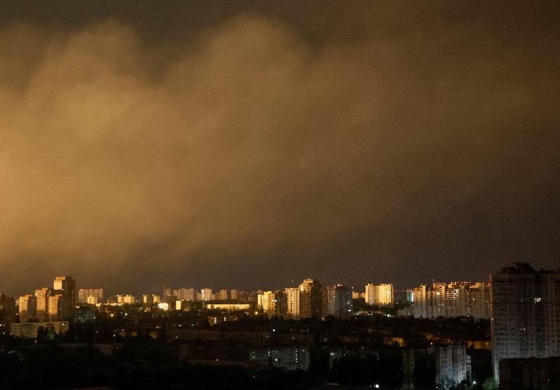 Ledakan rudal terlihat di kota selama serangan rudal Rusia, di tengah serangan Rusia di Ukraina, di Kyiv, Ukraina 16 Mei 2023. (REUTERS/Gleb Garanich)