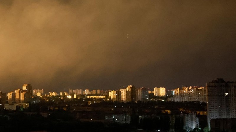 Ledakan rudal terlihat di kota selama serangan rudal Rusia, di tengah serangan Rusia di Ukraina, di Kyiv, Ukraina 16 Mei 2023. (REUTERS/Gleb Garanich)