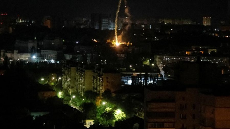 Ledakan rudal terlihat di kota selama serangan rudal Rusia, di tengah serangan Rusia di Ukraina, di Kyiv, Ukraina 16 Mei 2023. (REUTERS/Gleb Garanich)