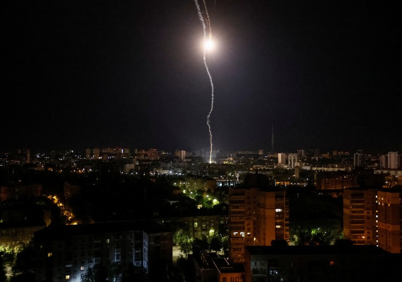 Ledakan rudal terlihat di kota selama serangan rudal Rusia, di tengah serangan Rusia di Ukraina, di Kyiv, Ukraina 16 Mei 2023. (REUTERS/Gleb Garanich)