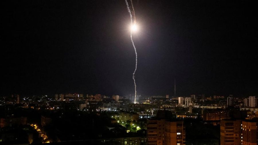 Ledakan rudal terlihat di kota selama serangan rudal Rusia, di tengah serangan Rusia di Ukraina, di Kyiv, Ukraina 16 Mei 2023. (REUTERS/Gleb Garanich)