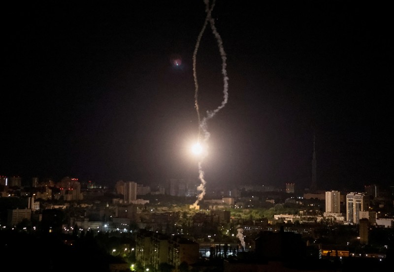 Ledakan rudal terlihat di kota selama serangan rudal Rusia, di tengah serangan Rusia di Ukraina, di Kyiv, Ukraina 16 Mei 2023. (REUTERS/Gleb Garanich)