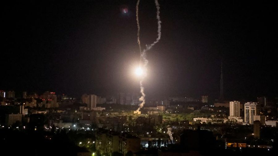 Ledakan rudal terlihat di kota selama serangan rudal Rusia, di tengah serangan Rusia di Ukraina, di Kyiv, Ukraina 16 Mei 2023. (REUTERS/Gleb Garanich)