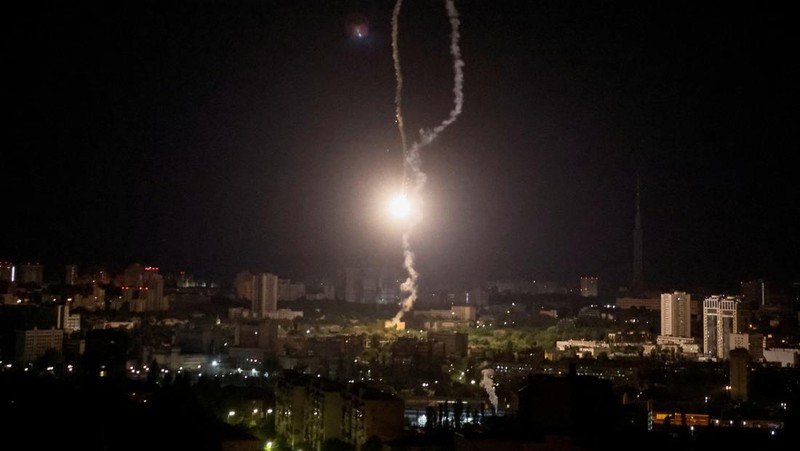 Ledakan rudal terlihat di kota selama serangan rudal Rusia, di tengah serangan Rusia di Ukraina, di Kyiv, Ukraina 16 Mei 2023. (REUTERS/Gleb Garanich)