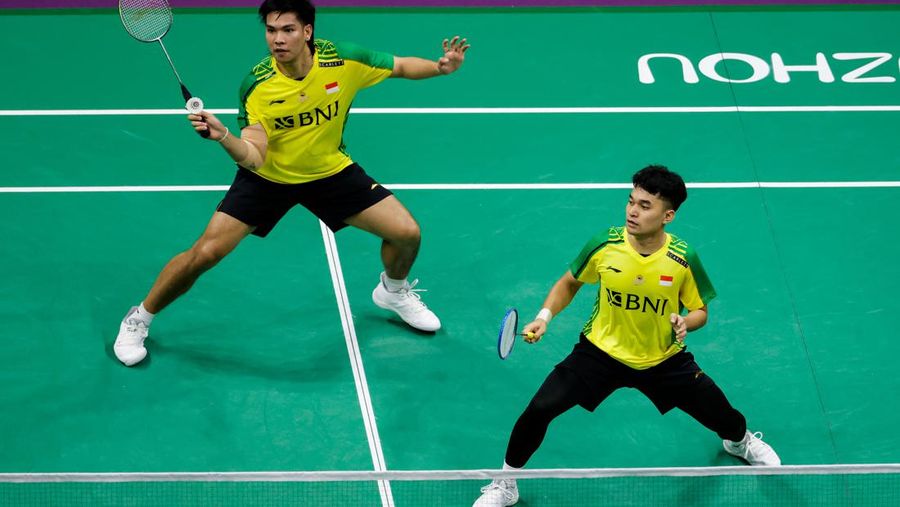 Leo Rolly Carnando (Kanan) dan Daniel Marthin dari Indonesia bertanding dalam pertandingan Round Robin Ganda Putra melawan Mark Lamsfuss dan Marvin Seidel dari Jerman pada hari ketiga Piala Sudirman di Suzhou Olympic Sports Center Gymnasium pada 16 Mei 2023 di Suzhou, China. (Shi Tang/Getty Images)