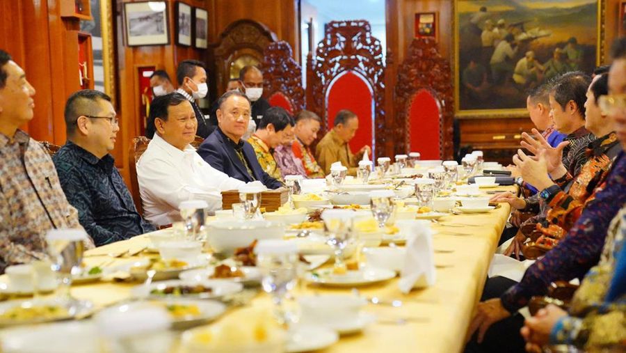 Menteri Pertahanan RI Prabowo Subianto menerima Ketua Umum Partai Perindo Hary Tanoesoedibjo dan Paguyuban Sosial Marga Tionghoa Indonesia (PSMTI) yang dipimpin oleh Wilianto Tanta di Kementerian Pertahanan, Jakarta Pusat, Senin (15/5/2023). (Dok. Tim Media Prabowo Subianto)