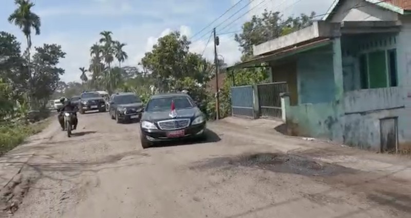 Presiden RI Jokowi didampingi menteri PUPR Basuki Hadimuljono Tinjau Kondisi Jalan di Provinsi Jambi. (Laily Rachev - Biro Pers Sekretariat Presiden)