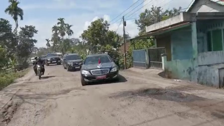 Mobil Presiden Jokowi Trabas Jalan di Jambi. (Tangkapan Layar Video/Agus Suparto)