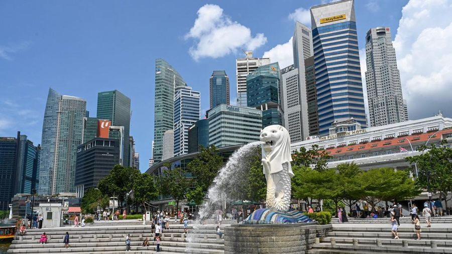 Patung Merlion digambarkan di Marina Bay di Singapura pada 24 April 2023. (ROSLAN RAHMAN/AFP via Getty Images)