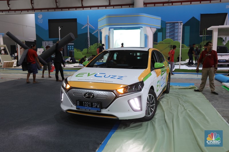 Pekerja menyelesaikan dekorasi pameran kendaraan listrik Periklindo Electric Vehicle Show (PEVS) 2023 di Jakarta, Selasa (16/5/2023). Pameran ini berlangsung pada 17-21 Mei 2023 di JIExpo Kemayoran, Jakarta.