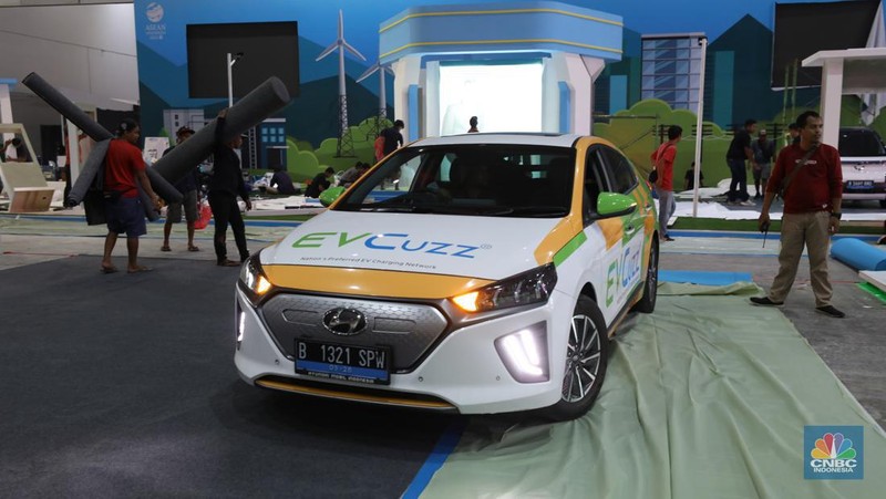 Pekerja menyelesaikan dekorasi pameran kendaraan listrik Periklindo Electric Vehicle Show (PEVS) 2023 di Jakarta, Selasa (16/5/2023). Pameran ini berlangsung pada 17-21 Mei 2023 di JIExpo Kemayoran, Jakarta.