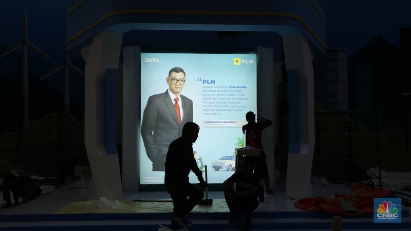 Pekerja menyelesaikan dekorasi pameran kendaraan listrik Periklindo Electric Vehicle Show (PEVS) 2023 di Jakarta, Selasa (16/5/2023). Pameran ini berlangsung pada 17-21 Mei 2023 di JIExpo Kemayoran, Jakarta.