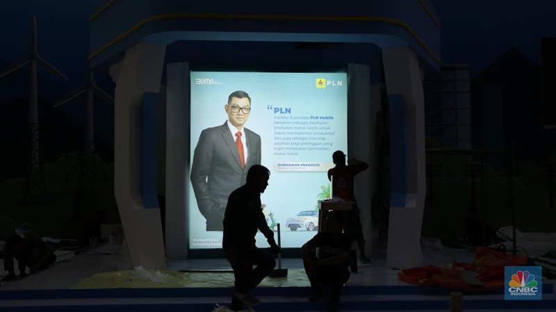 Pekerja menyelesaikan dekorasi pameran kendaraan listrik Periklindo Electric Vehicle Show (PEVS) 2023 di Jakarta, Selasa (16/5/2023). Pameran ini berlangsung pada 17-21 Mei 2023 di JIExpo Kemayoran, Jakarta.
