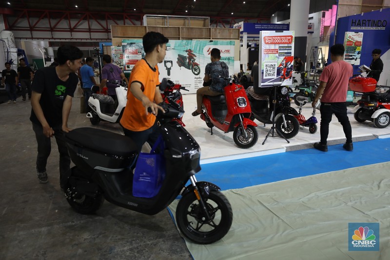 Pekerja menyelesaikan dekorasi pameran kendaraan listrik Periklindo Electric Vehicle Show (PEVS) 2023 di Jakarta, Selasa (16/5/2023). Pameran ini berlangsung pada 17-21 Mei 2023 di JIExpo Kemayoran, Jakarta.
