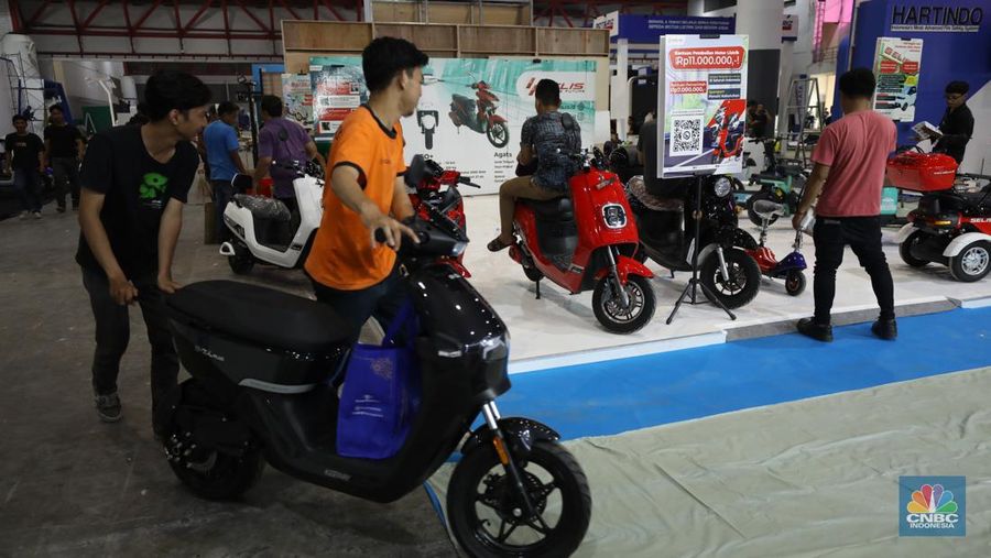 Pekerja menyelesaikan dekorasi pameran kendaraan listrik Periklindo Electric Vehicle Show (PEVS) 2023 di Jakarta, Selasa (16/5/2023). Pameran ini berlangsung pada 17-21 Mei 2023 di JIExpo Kemayoran, Jakarta.