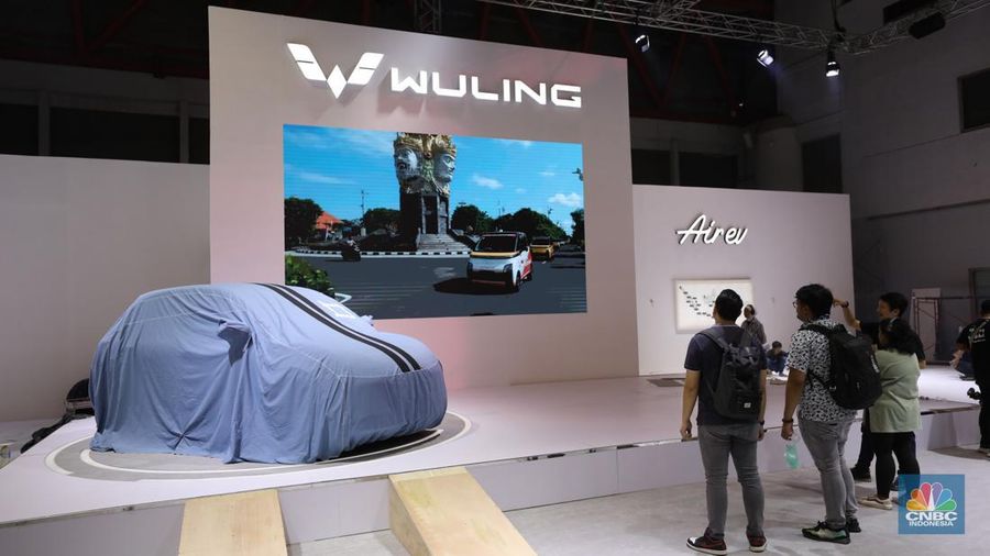 Pekerja menyelesaikan dekorasi pameran kendaraan listrik Periklindo Electric Vehicle Show (PEVS) 2023 di Jakarta, Selasa (16/5/2023). Pameran ini berlangsung pada 17-21 Mei 2023 di JIExpo Kemayoran, Jakarta.